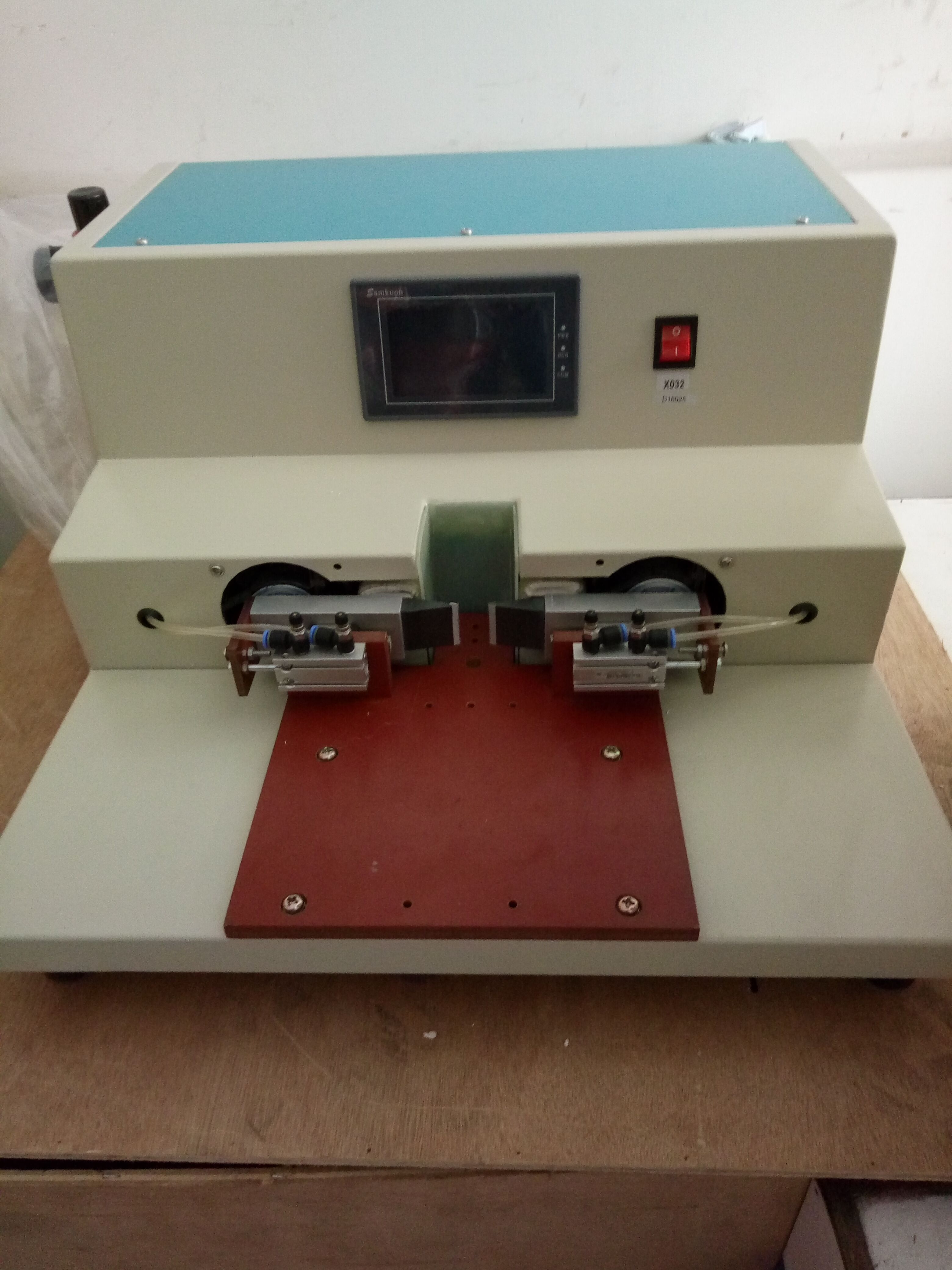 數(shù)據(jù)線焊接機